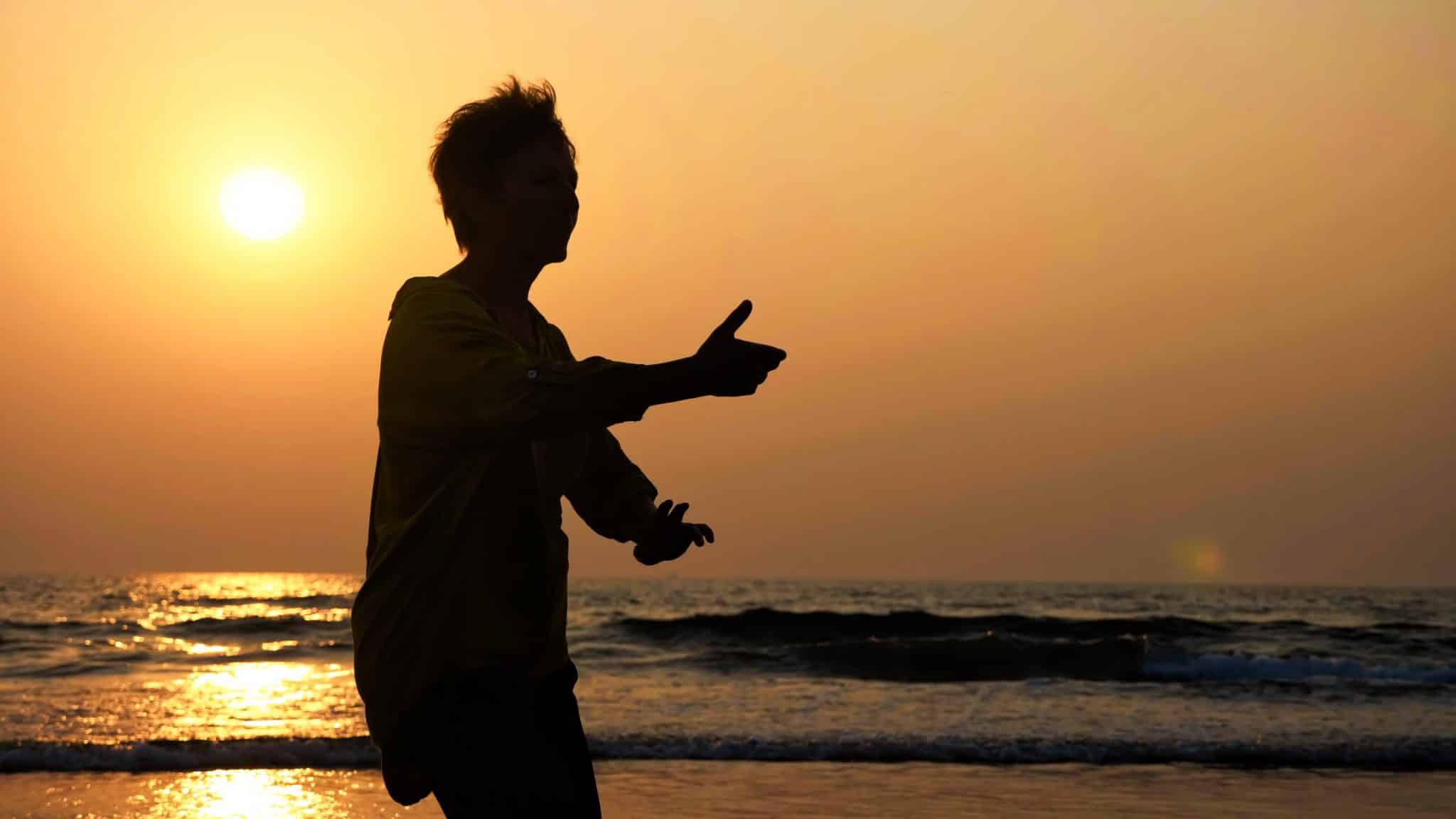 Taijiquan bzw. Tai-Chi-Chuan 2 Tai-Chi-Chuan im Sonnenuntergang am Meer