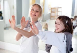 Selbstverteidigung für jedes Alter 2 Zwei Mädchen lernen Selbstverteidigung für Teens ab 10 Jahre in der WingTsun Akademie Hamburg