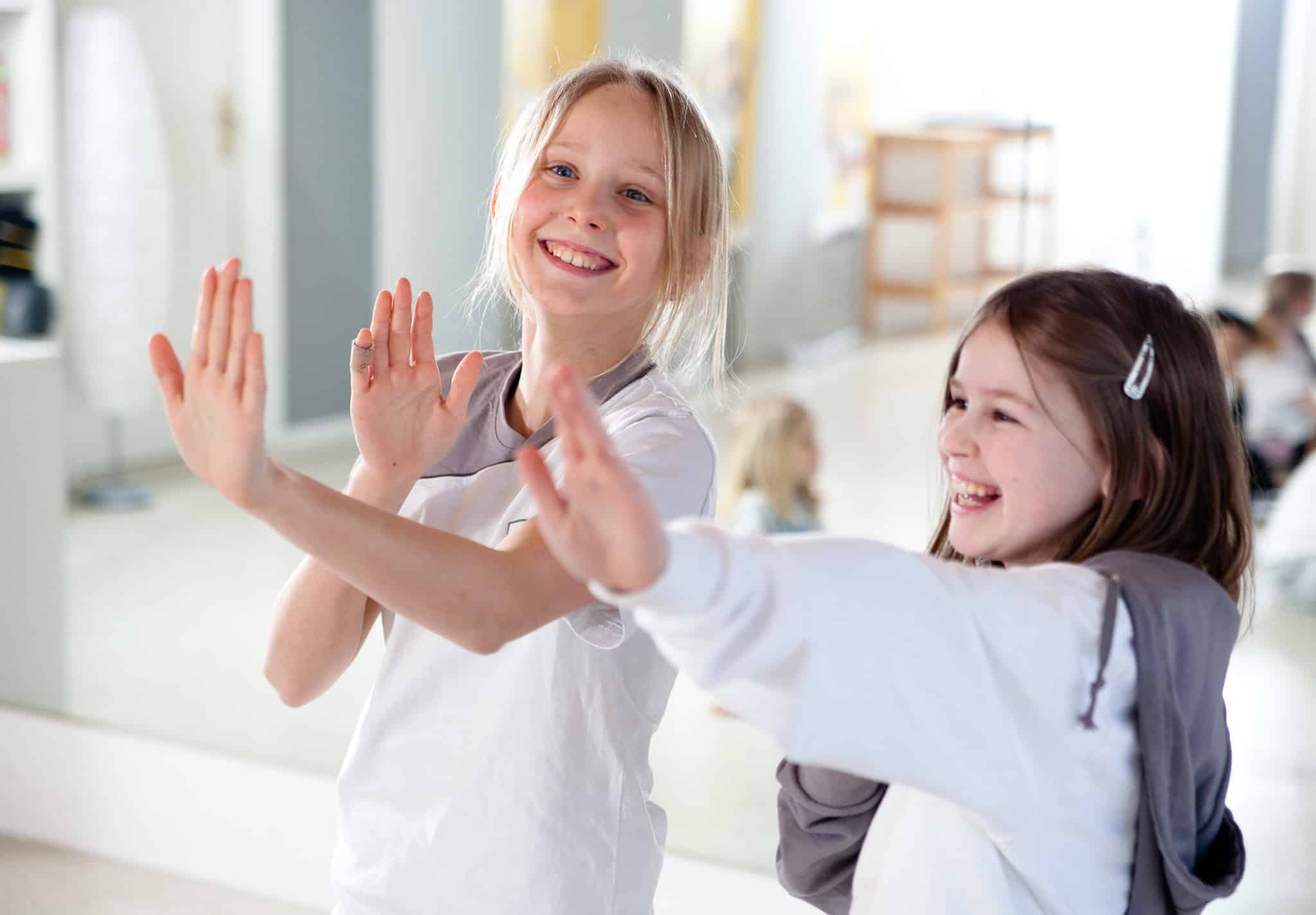 WingTsun - Selbstverteidigung für Teens (ab 10 J.) 1 Zwei Mädchen lernen Selbstverteidigung für Teens ab 10 Jahre in der WingTsun Akademie Hamburg