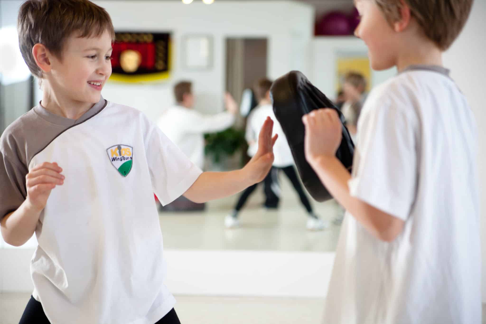 WingTsun - Selbstverteidigung für Kids (ab 8 J.) 1 Zwei Jungs lernen WingTsun, Selbstveteidigung für Kids